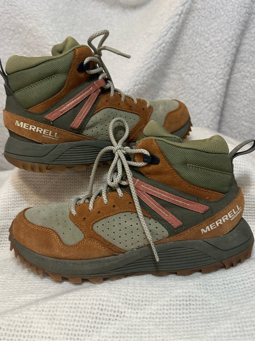 New Merrell hiking boots women 8.5 wildwood waterproof trail shoes tan green